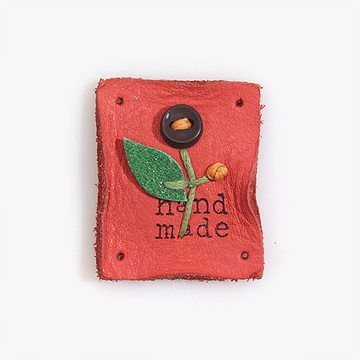 [장식부자재] 버튼꽃 자수 워싱 천연 가죽라벨 - 레드 (개)