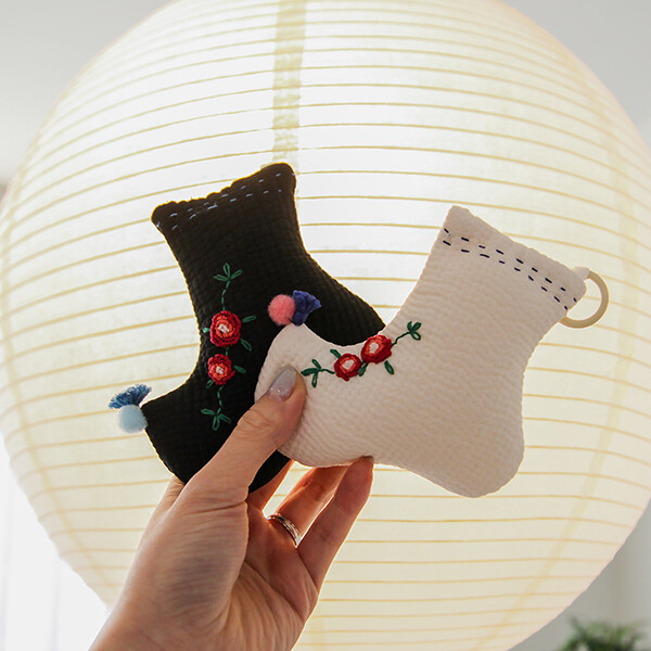 [바이핸즈] 퀼트패키지 소품 - 깔롱 버선 키링 (2개 세트)