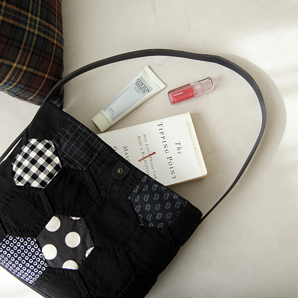 [바이핸즈] 퀼트패키지 가방 - 모노앤시크 숄더백