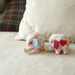 [바이핸즈] <span style=color:red>유튜브 영상제공</span> 퀼트패키지 소품 - 블라썸 코코 커플 세트 (개)